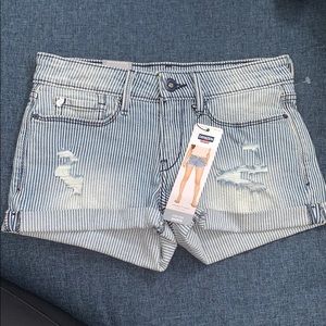 Levis | Low-Rise Shorts Size 2/3